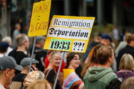Demonstranten erinnern mahnend an die Anfänge der Nazis in Deutschland.