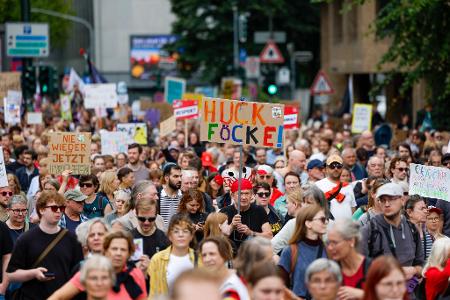Jung und Alt vereinen sich in Düsseldorf zum bunten Protest.