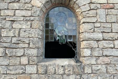 Beschädigtes Kirchenfenster Brotdorf