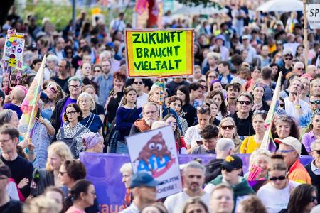 In Berlin zogen sieben Demonstrationszüge sternförmig durch die Stadt - nach Polizeiangaben kamen 18.000 Menschen.