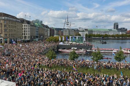 In Hamburg zogen nach Veranstalterangaben rund 25.000 Menschen durch die Innenstadt. 