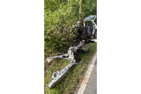 Erst nachdem die Feuerwehr die komplette Fahrerseite beseitigt hatte, konnte der Fahrer aus seinem Fahrzeug geborgen werden