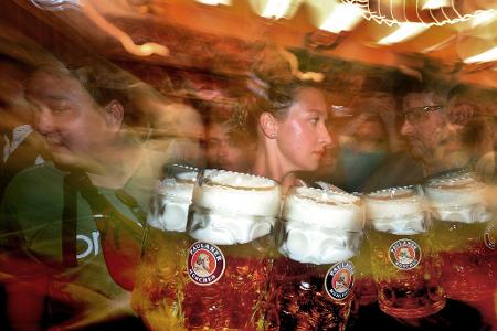 An die sieben Millionen Liter Wiesnbier werden voraussichtlich getrunken. (Archivbild) 