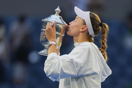 Elena Rybakina küsst den Pokal, nachdem sie das Finale der US Open gewonnen hat.