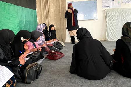 Aufgrund der geschlechtsspezifischen Verfolgung durch die islamistischen Taliban erhalten fast alle Afghaninnen einen Schutzstatus. (Archivfoto)
