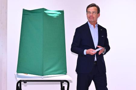 Regierungschef Ulf Kristersson bei der Stimmabgabe.