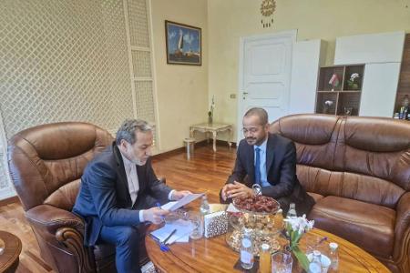 Wollten sich ursprünglich im Oman treffen: Irans Außenminister Abbas Araghtschi (l) und sein omanischer Amtskollege Badr al-Busaidi. (Archivbild)