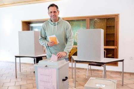 Ministerpräsident Olaf Lies (SPD) gab seine Stimme in seiner Heimat Friesland ab.