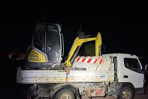 Der angehaltene LKW mit aufgeladenem Bagger.