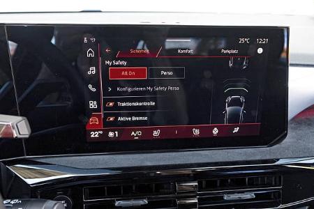 Zentraldisplay des Renault Clio Full Hybrid E-Tech 160 mit Anzeige der Sicherheits- und Assistenzsysteme.