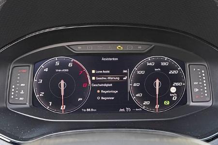 Digitales Kombiinstrument des Seat Ibiza TSI, Nahaufnahme des Armaturenbretts mit Drehzahlmesser, Tacho und Assistenzsystem-Anzeige.