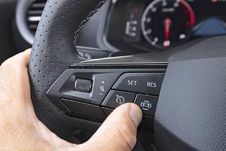 Detailaufnahme eines Multifunktionslenkrads im Seat Ibiza TSI, Fokus auf Bedientasten für Fahrassistenzsysteme.