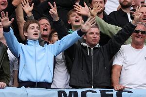 Noel Gallagher jubelt mit seinen Söhnen beim Manchester-Derby