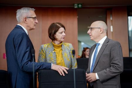 MAD-Präsidentin Martina Rosenberg mit den Chefs der anderen Nachrichtendienste. (Archivbild)