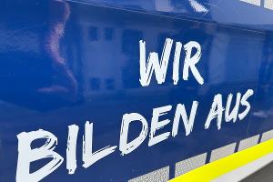 Hauptzollamt Augsburg - Schriftzug auf Zollfahrzeug