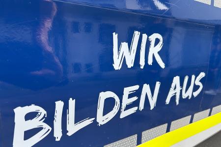 Hauptzollamt Augsburg - Schriftzug auf Zollfahrzeug