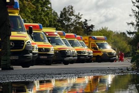 Feuerwehr Dresden: Zahlreiche Rettungswagen stehen bereit, um die Verletzten in Krankenhäuser zu transportieren.