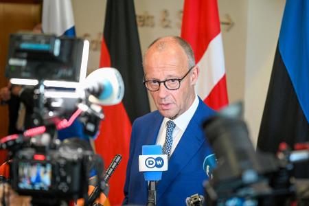 Vor den Fragen der Journalisten wendet sich der Kanzler ab.