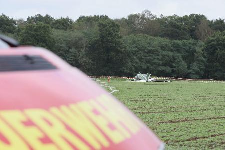 Polizei und Feuerwehr waren am Mittag rund um das Wrack auf einem Feld im Einsatz. 