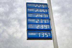 Tanken wird immer teurer - Benzin ist bereits auf einem Rekordhoch, nun ist auch Diesel nicht mehr weit entfernt. (Archivbild)