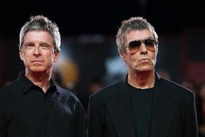 Oasis-Fans in Deutschland können den Brüdern Liam und Noel Gallagher bald wieder zujubeln. (Archivbild)