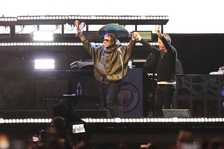 Ein nach wie vor ungewohntes Bild: Liam und Noel Gallagher Hand in Hand auf der Bühne. (Archivbild)