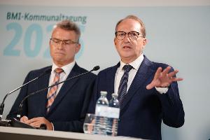 Der Präsident des Landkreistags, Achim Brötel (links), drängt den Bund zum Handeln beim Schutz der Bevölkerung im Kriegs- oder Katastrophenfall.
