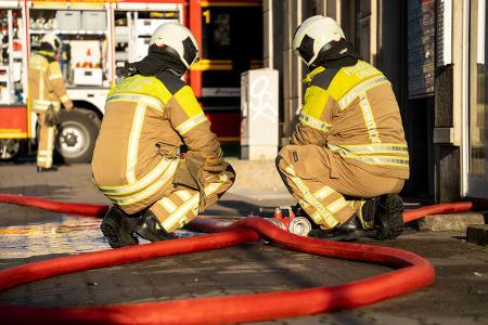 Feuerwehr Dresden: Einsatzkräfte vor einem Löschfahrzeug.