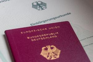 In Deutschland gibt es die Anspruchseinbürgerung und die Ermessenseinbürgerung. (Symbolbild)