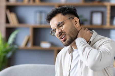 Orthopäde erklärt: Wann sollte man bei Verspannungen zum Arzt?