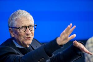 Künstliche Intelligenz müsse die Schere zwischen Arm und Reich schließen, argumentiert die Stiftung von Microsoft-Mitgründer Bill Gates. (Archivbild)
