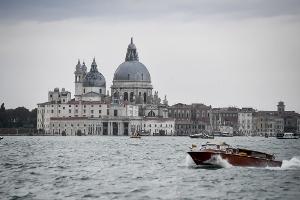 In der Lagune von Venedig sind viele Wassertaxis unterwegs. (Archivbild)