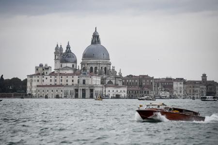 In der Lagune von Venedig sind viele Wassertaxis unterwegs. (Archivbild)
