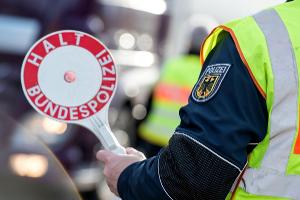 Die Bundespolizei hat bei Grenzkontrollen an der A93 drei Algerier ohne Einreisedokumente festgestellt. Zwei mussten ins Gefängnis, einer zurück nach Österreich.