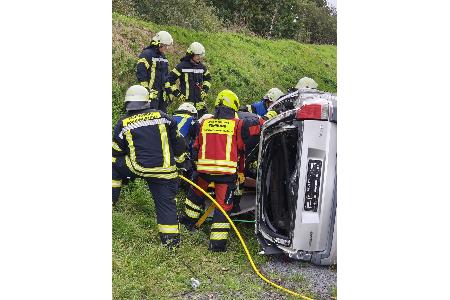 Technische Rettung unter realitätsnahen Bedingungen: Einsatzkräfte stabilisierten ein auf der Seite liegendes Fahrzeug und bereiteten die Rettung einer eingeklemmten Person vor.