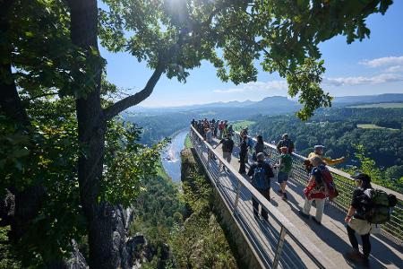 Touristen genießen den Blick von der Bastei