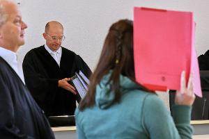 Der Vorsitzende Richter Schütt hat immer wieder Zweifel an den Aussagen der Angeklagten im Mordfall Fabian
