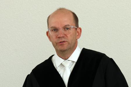 Der Vorsitzende Richter Holger Schütt befragt die Angeklagte stundenlang (Archivbild)