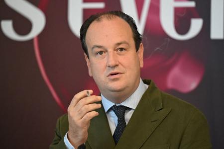 Bei der Pressekonferenz der Intertabac durfte geraucht werden - also griff VdR-Vertreter Maximilian van Ackeren auch am Rednerpult zur Zigarette. 