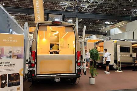 Neckarvan Coastline auf Messestand mit geöffneten Heckklappen, Blick ins warme Interieur und Stauraum.