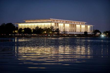 Blick auf das Kennedy Center in Washington am Abend. 