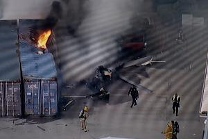 In Los Angeles ist ein Hubschrauber abgestürzt und in Flammen aufgegangen.