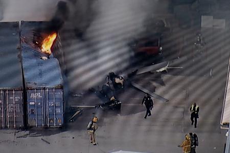In Los Angeles ist ein Hubschrauber abgestürzt und in Flammen aufgegangen.