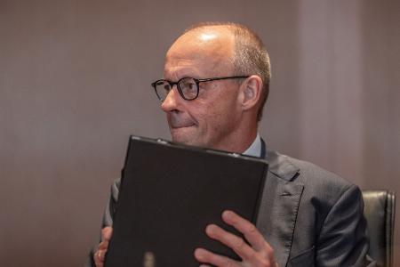 Der Kanzler beißt sich auf die LIppen.