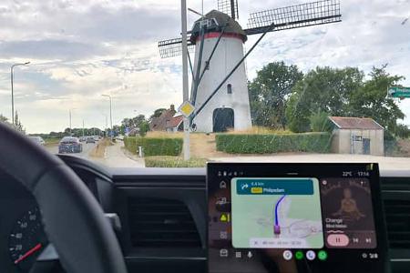 Fahrerperspektive im Ahorn Alkoven A690: Cockpit mit Navigation und Blick auf eine Windmühle