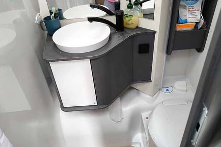 Badezimmer im Ahorn Alkoven A690: Waschbecken und Toilette für Wohnmobil-Hygiene