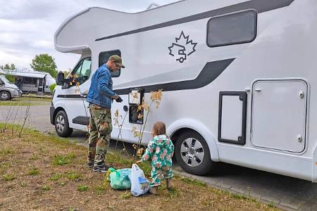 Entsorgung im Wohnmobil: Mülltüten und Toilettenschacht auf dem Campingplatz
