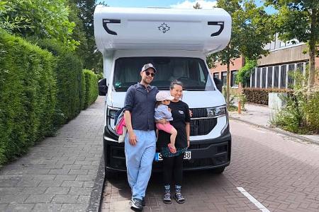 amilie vor dem Ahorn Alkoven A690: Mutter, Vater und Kind auf Wohnmobil-Reise