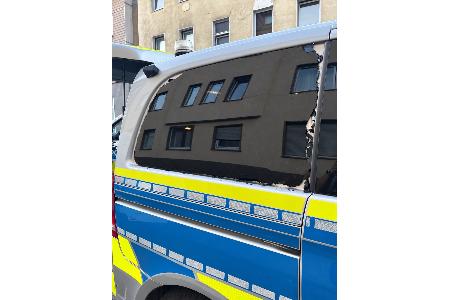Streifenwagen durch Messerwurf beschädigt