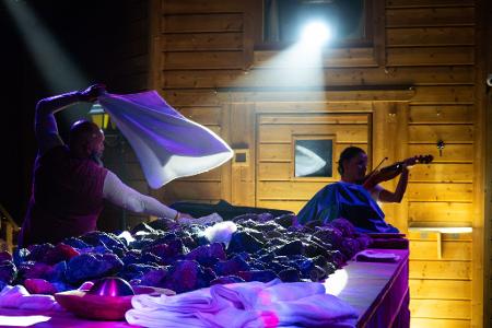 Kein alltäglicher Anblick: Auch eine Geige ist in der Sauna dabei.
